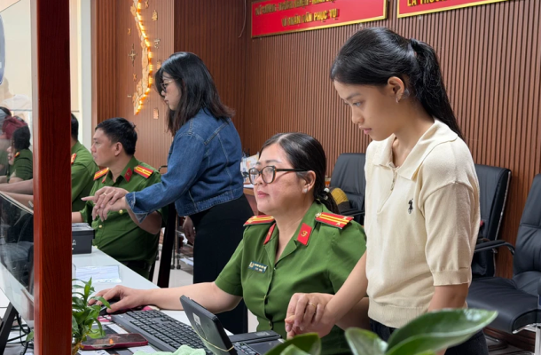 Người dân thực hiện thủ tục cấp căn cước